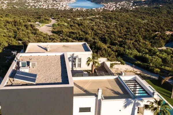 Neubauvilla mit privatem Pool, Whirlpool und angelegtem Garten, Bild 3