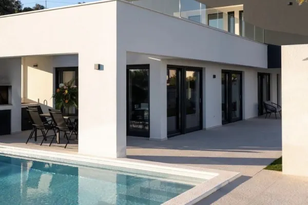 Neubauvilla mit privatem Pool, Whirlpool und angelegtem Garten, Bild 2