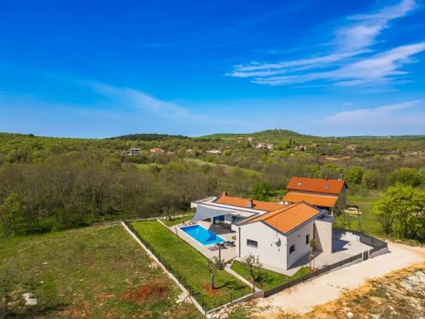 Modernes ebenerdiges Haus mit beheiztem Pool, Bild 2