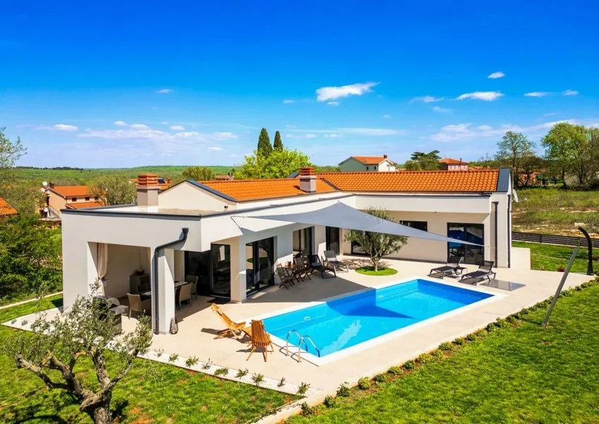 Modernes ebenerdiges Haus mit beheiztem Pool