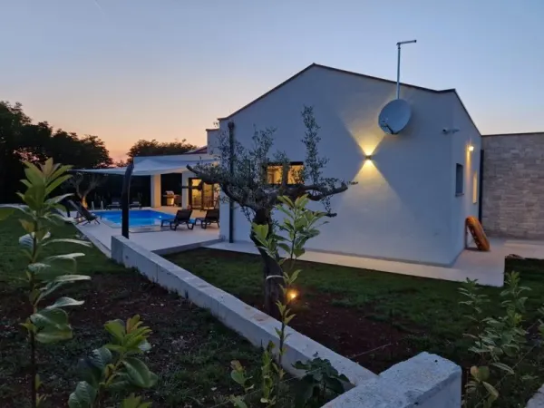 Modernes ebenerdiges Haus mit beheiztem Pool, Bild 3