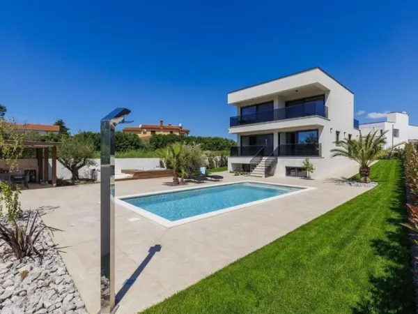 Moderne Villa mit beheiztem Pool, Whirlpool und Sauna, Bild 3
