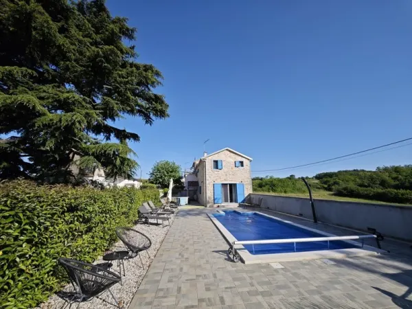 Renovierte Doppelhaushälfte aus Stein mit Pool, Bild 2