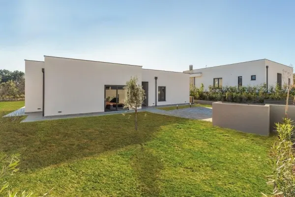 Ebenerdige Neubauvilla mit beheiztem Pool und Blick ins Grüne, Bild 2