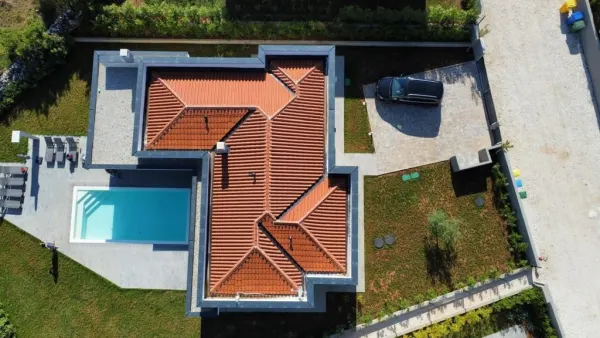 Ebenerdige Neubauvilla mit beheiztem Pool und Blick ins Grüne, Bild 3