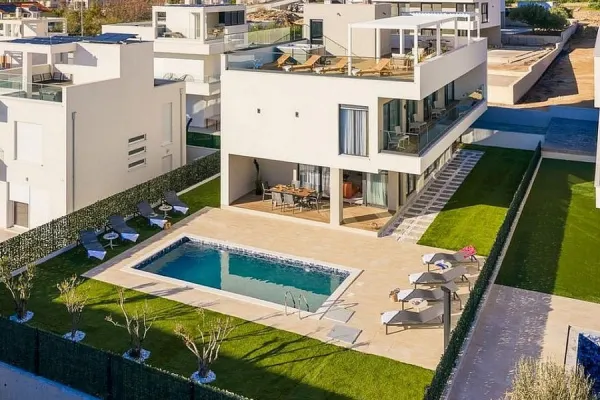 Luxuriöse Neubauvilla mit Pool, Whirlpool und Panoramablick, Bild 2