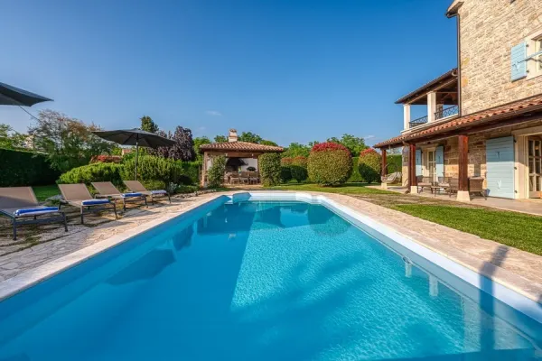 Rustikale Steinvilla mit Pool und Whirlpool, Bild 2