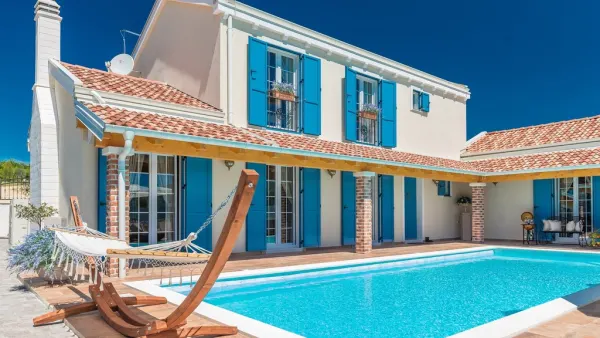 Außergewöhnliches Anwesen mit Pool, Jacuzzi, Tennisplatz und Kinderspielplatz, Bild 2