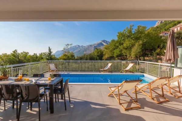 Neubauvilla am Hang, zwei getrennte Einheiten, Pool und Jacuzzi, Bild 2