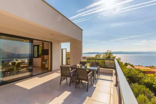 Neubauvilla am Hang, zwei getrennte Einheiten, Pool und Jacuzzi, Bild 3