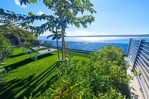 Neu errichtete Villa unmittelbar am Ufer, eigener Strandzugang und Pool, Bild 3