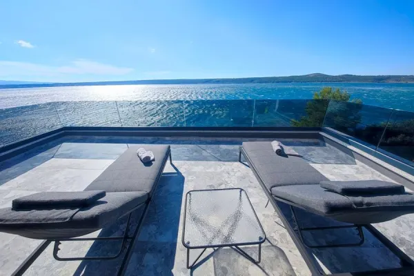 Neu errichtete Villa unmittelbar am Ufer, eigener Strandzugang und Pool, Bild 2