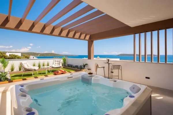 Neu gebaute Luxusvilla mit Hot Tub und unverbautem Seeblick, Bild 3