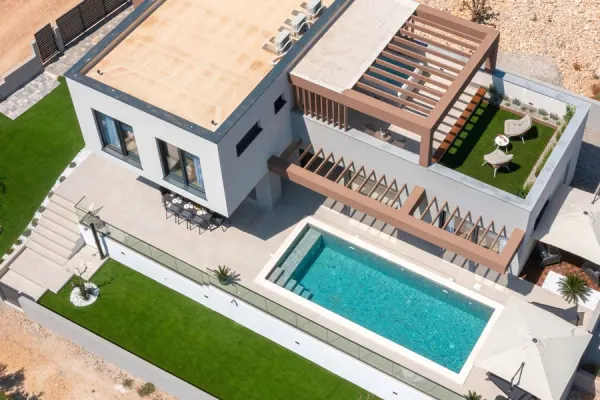 Neu gebaute Luxusvilla mit Hot Tub und unverbautem Seeblick, Bild 2