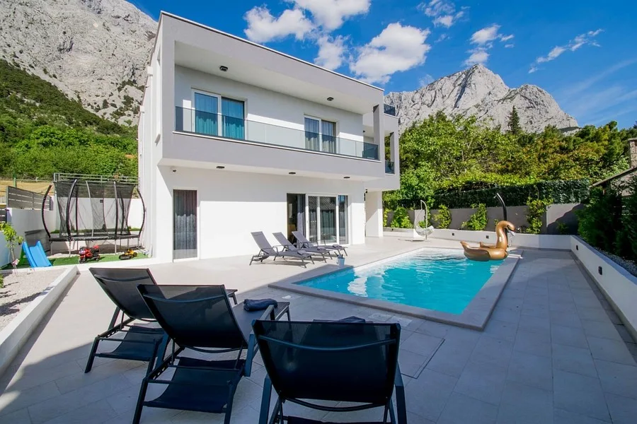 Neu gebaute Villa, eingefriedetes Grundstück, Jacuzzi auf dem Dach