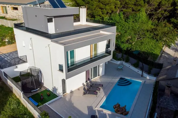 Neu gebaute Villa, eingefriedetes Grundstück, Jacuzzi auf dem Dach, Bild 2