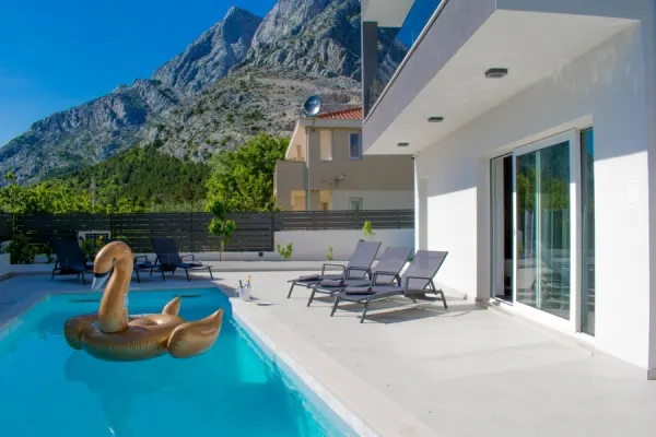 Neu gebaute Villa, eingefriedetes Grundstück, Jacuzzi auf dem Dach, Bild 3