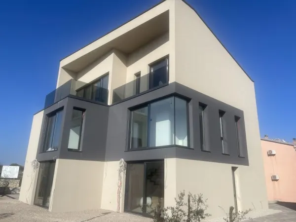 Kleines Neubauprojekt aus zwei Häusern, Apartments mit Aussicht aufs Wasser, Bild 2