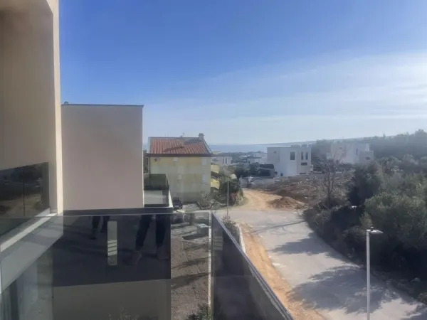 Kleines Neubauprojekt aus zwei Häusern, Apartments mit Aussicht aufs Wasser, Bild 3