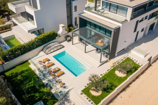 Neu gebaute Luxusvilla, voll eingerichtet, beheizter Keramikpool und Pergola, Bild 3