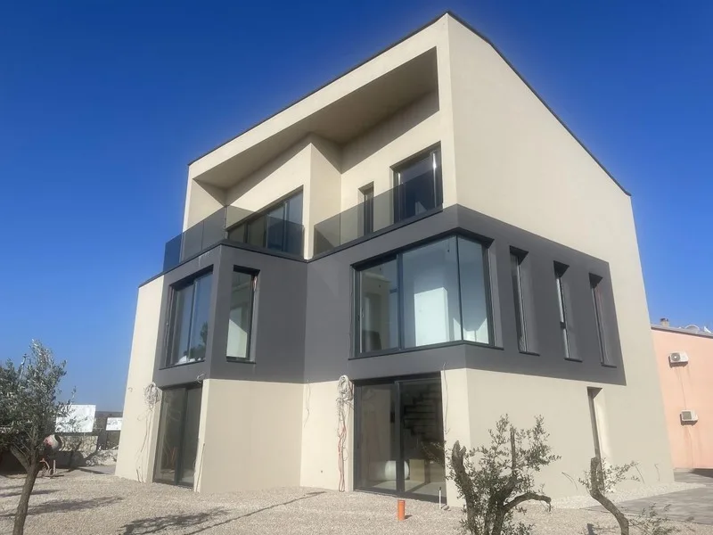 Zweistöckiges Neubau-Apartment, 3 Schlafzimmer und Aussicht aufs Wasser