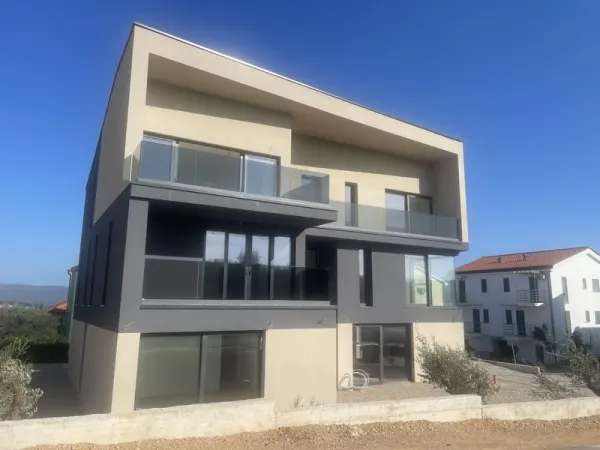 Zweistöckiges Neubau-Apartment, 3 Schlafzimmer und Aussicht aufs Wasser, Bild 2