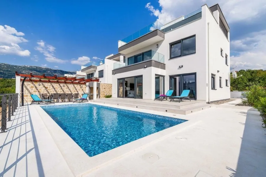 Elegantes Haus in Hanglage, dauerhaft freie Seesicht, Pool und Sonnendeck