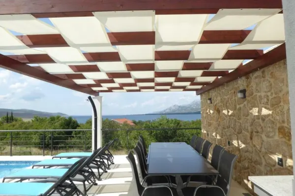 Elegantes Haus in Hanglage, dauerhaft freie Seesicht, Pool und Sonnendeck, Bild 3