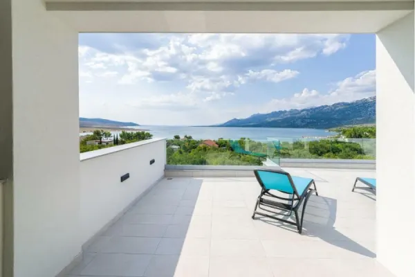 Elegantes Haus in Hanglage, dauerhaft freie Seesicht, Pool und Sonnendeck, Bild 2
