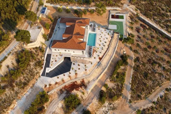 Neubauvilla direkt am Wasser, 32.500 m² Grund, geheizter Swimmingpool und Spa, Bild 3