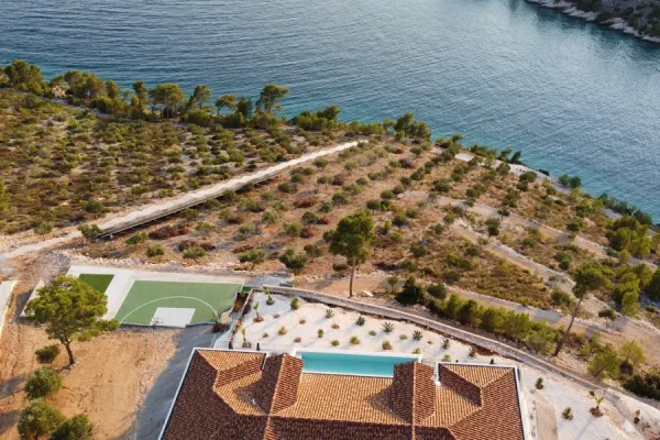 Neubauvilla direkt am Wasser, 32.500 m² Grund, geheizter Swimmingpool und Spa, Bild 2