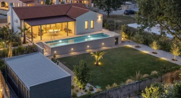 Moderne Villa mit Pool, Sommerküche und großem Garten, Bild 3