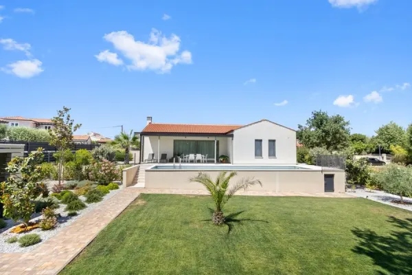 Moderne Villa mit Pool, Sommerküche und großem Garten, Bild 2