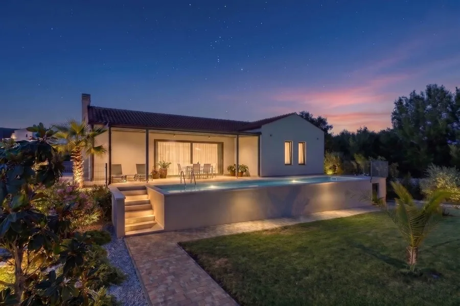 Moderne Villa mit Pool, Sommerküche und großem Garten