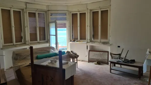 Große Etagenwohnung direkt am Wasser, zwei Balkone, renovierungsbedürftig, Bild 3