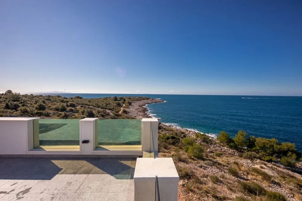 Moderne Neubau-Villa in der 2. Reihe zum Meer in Panorama-Lage