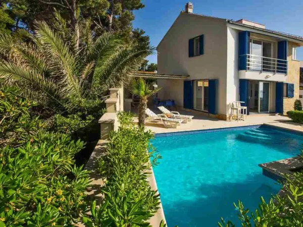 Mediterranes Haus mit Pool in außergewöhnlicher Lage am Meer, Bild 2
