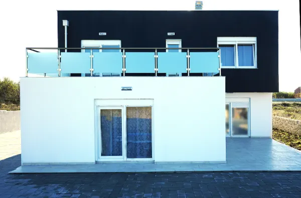 Moderne Neubau-Villen mit Blick auf das Meer in der Region Zadar, Dalmatien, Bild 2