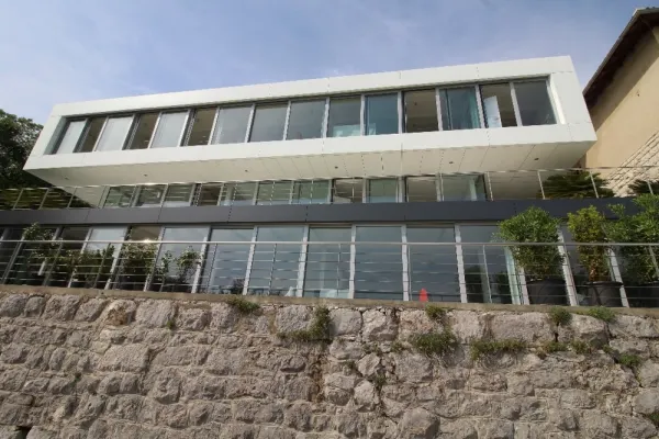 Beeindruckende Villa im modernen Stil direkt am Meer, Bild 2