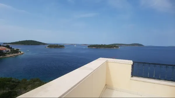 Villa mit 9 Appartements in außergewöhnlich schöner Lage am Meer, Bild 2