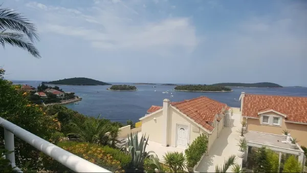 Villa mit 9 Appartements in außergewöhnlich schöner Lage am Meer, Bild 3