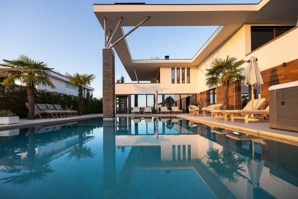 Moderne Villa mit Swimmingpool und Meerblick, Bild 2