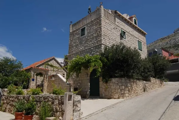 Mediterrane Appartement-Villa in attraktiver Lage bei Omis, Dalmatien, Bild 3