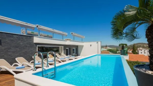 Luxuriöse Villa mit Swimmingpool auf der Dachterrasse, Bild 2