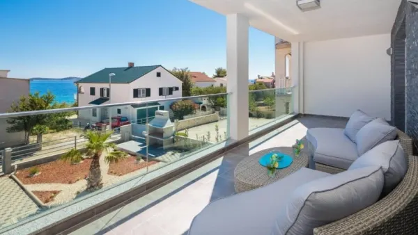 Luxuriöse Villa mit Swimmingpool auf der Dachterrasse, Bild 3