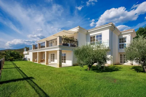 Mediterrane Luxusvilla mit Panorama-Meerblick und Infinity-Swimmingpool, Bild 2