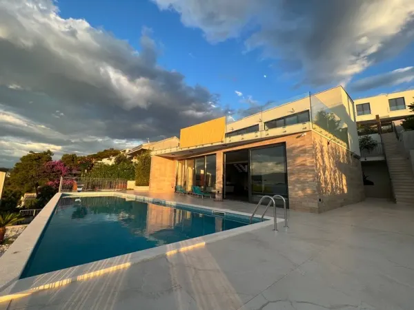 Moderne Luxusvilla mit Swimmingpool direkt am Meer, Insel Ciovo, Bild 3
