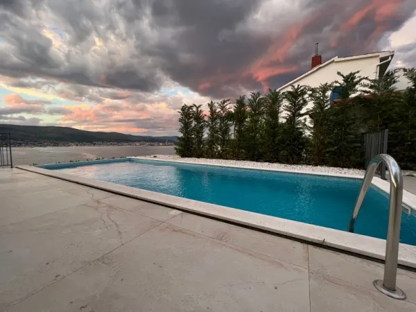 Hochwertige Luxusvilla mit Swimmingpool mit Panorama-Meerblick, Insel Ciovo, Dalmatien, Bild 2