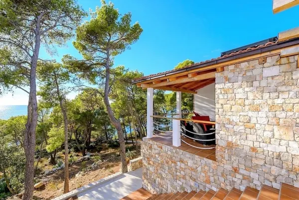 Besonderes Anwesen direkt am Meer auf ruhiger Insel, Region Trogir, Bild 2