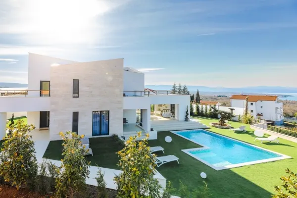 Moderne Luxusvilla mit Pool und Meerblick, Bild 2